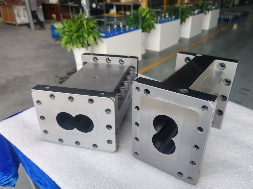 Extrudeuse OEM à double vis de haute précision Tolérances de 0,05 mm et 50 barils pour l'avantage