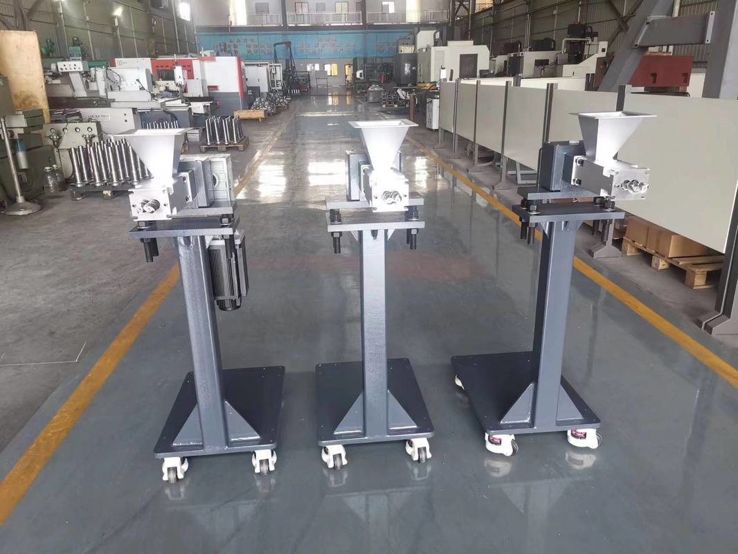 Machine à vis d'extrudeuse en plastique à alimentation latérale tournante vibrante pour extrudeuse à vis jumelles de 58 mm